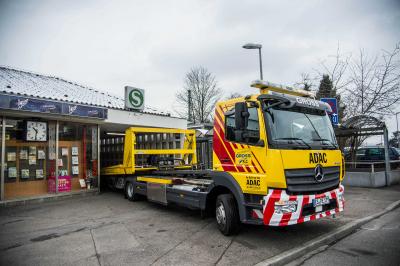 Esslingen-Oberesslingen: Transporter faehrt Fussgaengerbahnunterfuehrung hinab - Fahrer verletzt